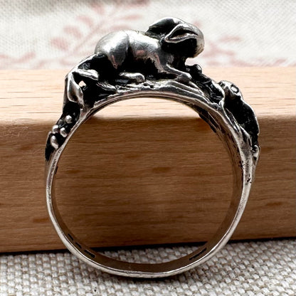 Vintage 'chasing rabbits' silver ring, London 1987, size M.5/6.5
