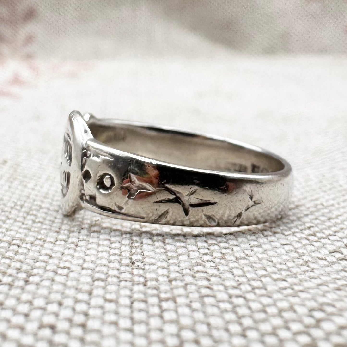 Silver buckle ring with floral detail, hallmarked Birmingham 1977, size M (US 6.25)