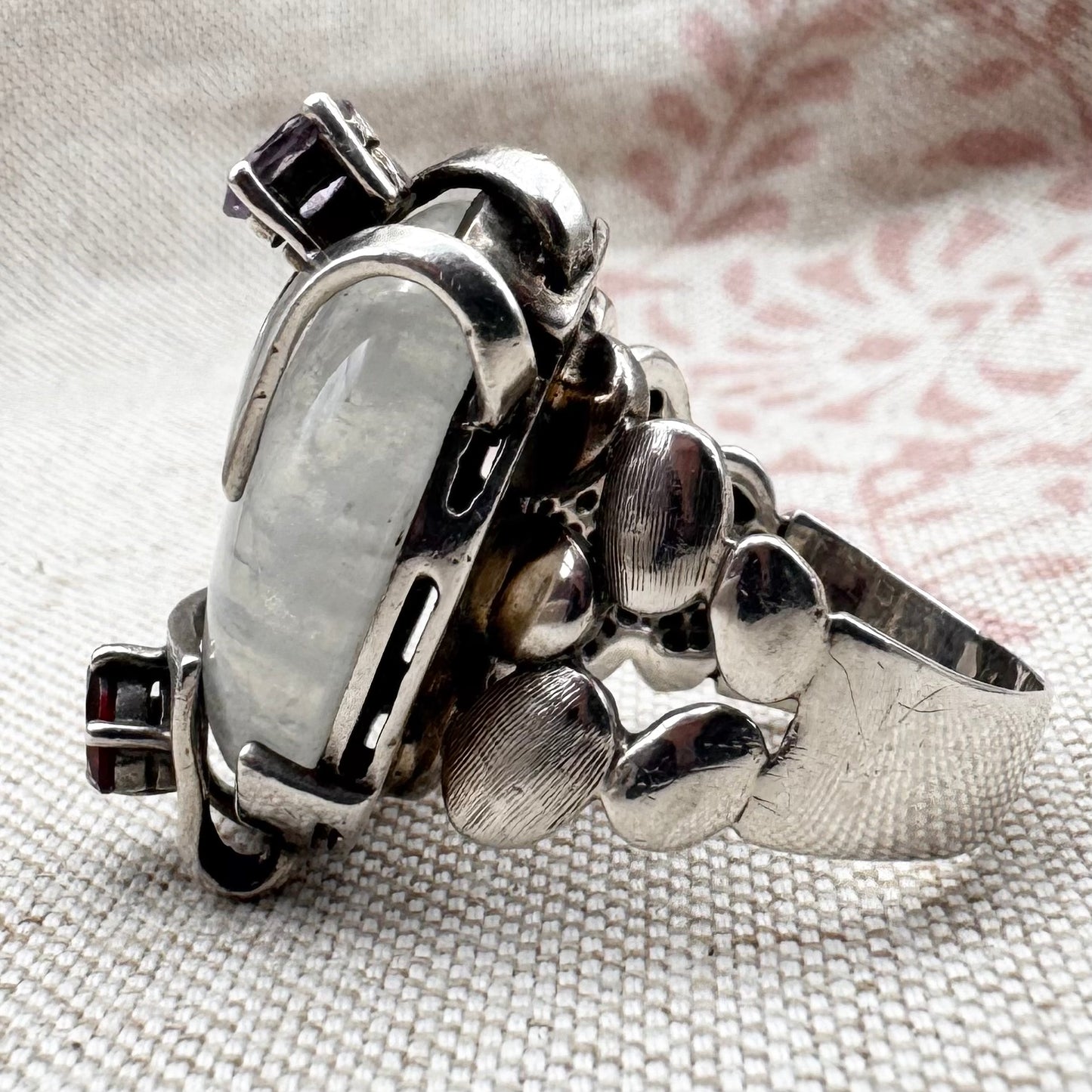 Silver moonstone ring with lilac and red stone accents, size R.5 (US 9)