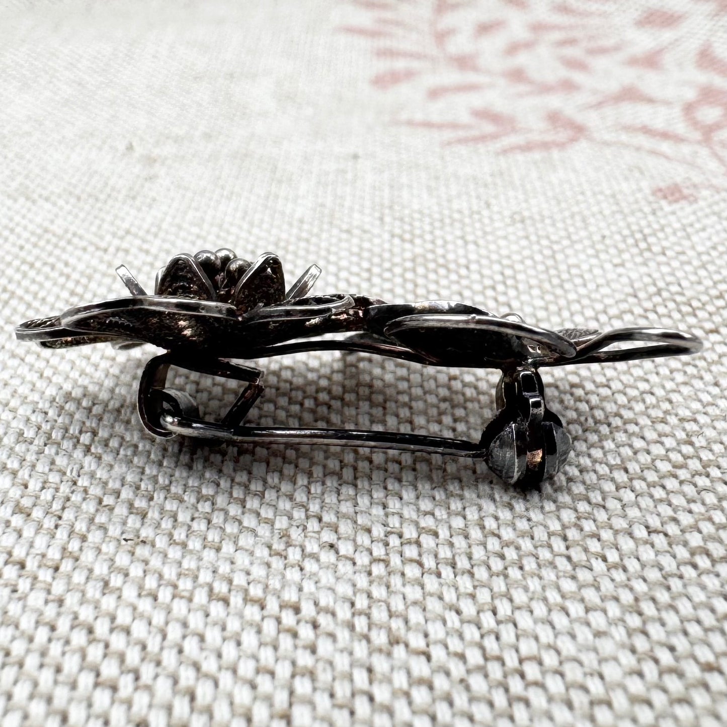 Vintage silver filigree floral brooch