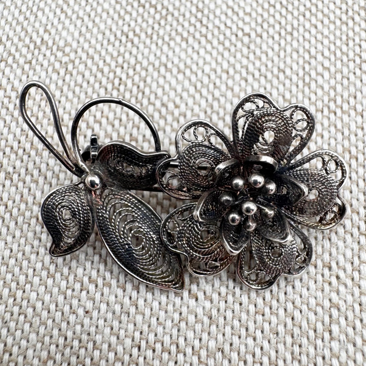 Vintage silver filigree floral brooch