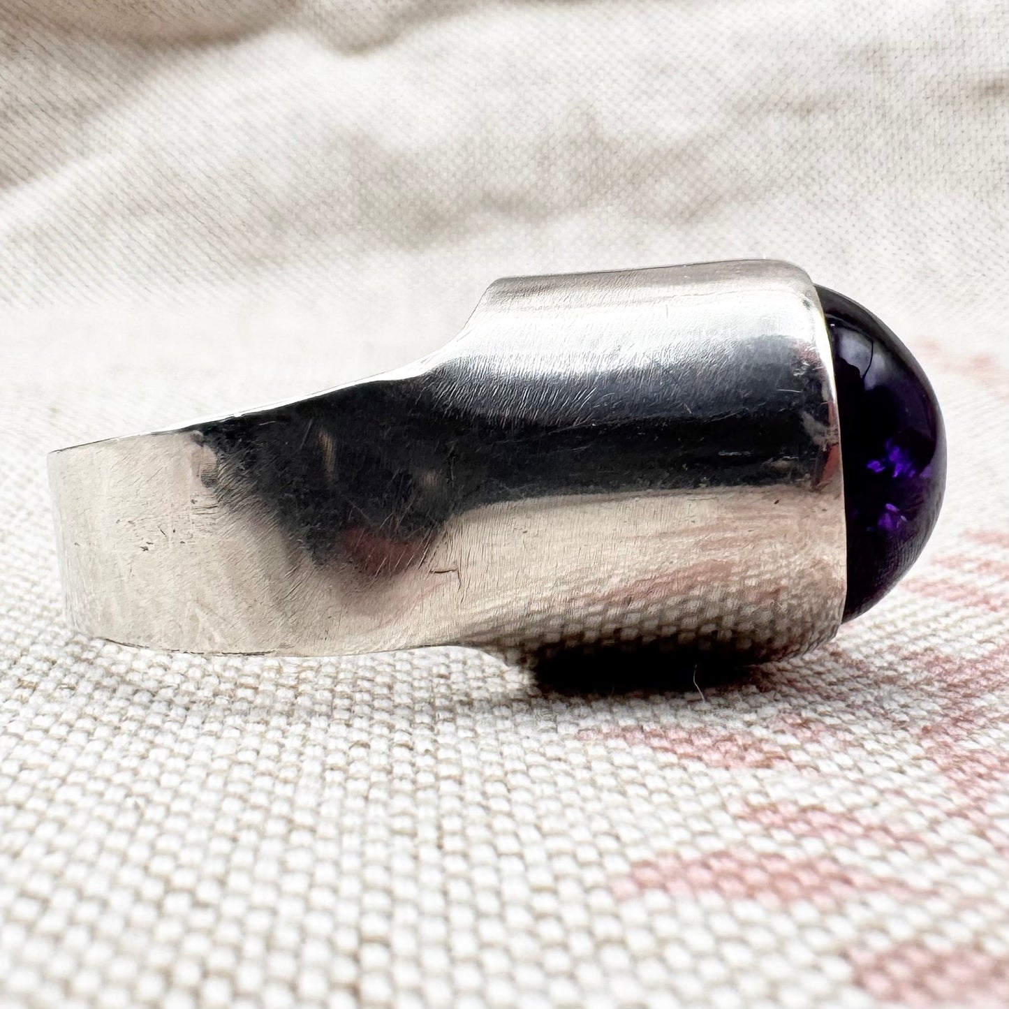 Silver and amethyst statement ring, hallmarked London 1971, size N.5 (US 7)