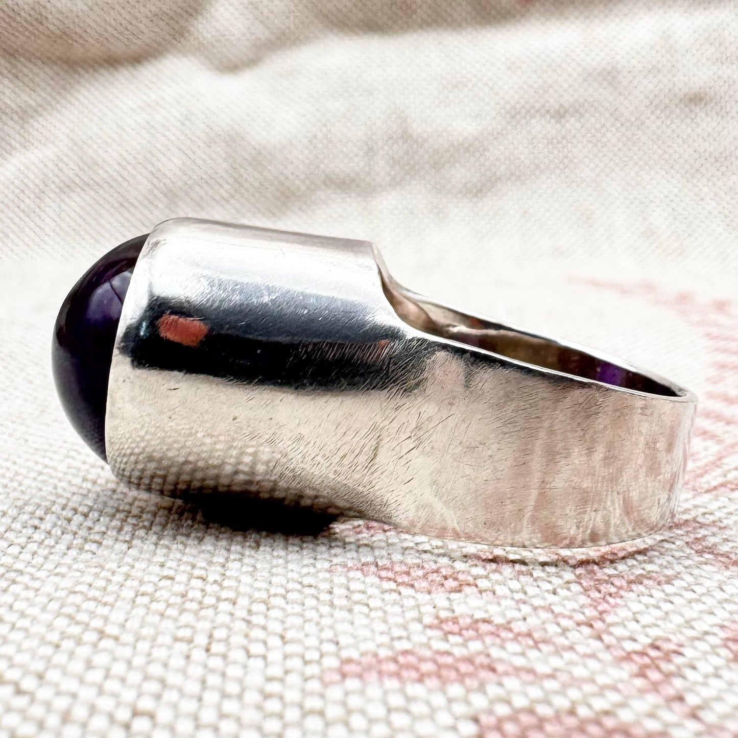 Silver and amethyst statement ring, hallmarked London 1971, size N.5 (US 7)