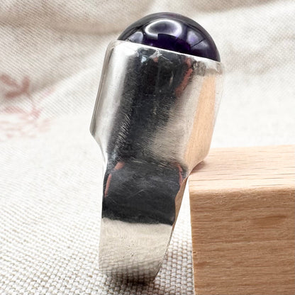 Silver and amethyst statement ring, hallmarked London 1971, size N.5 (US 7)