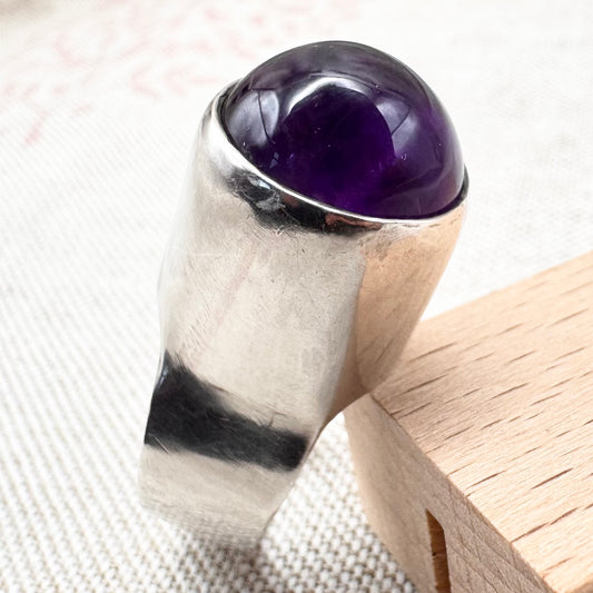 Silver and amethyst statement ring, hallmarked London 1971, size N.5 (US 7)