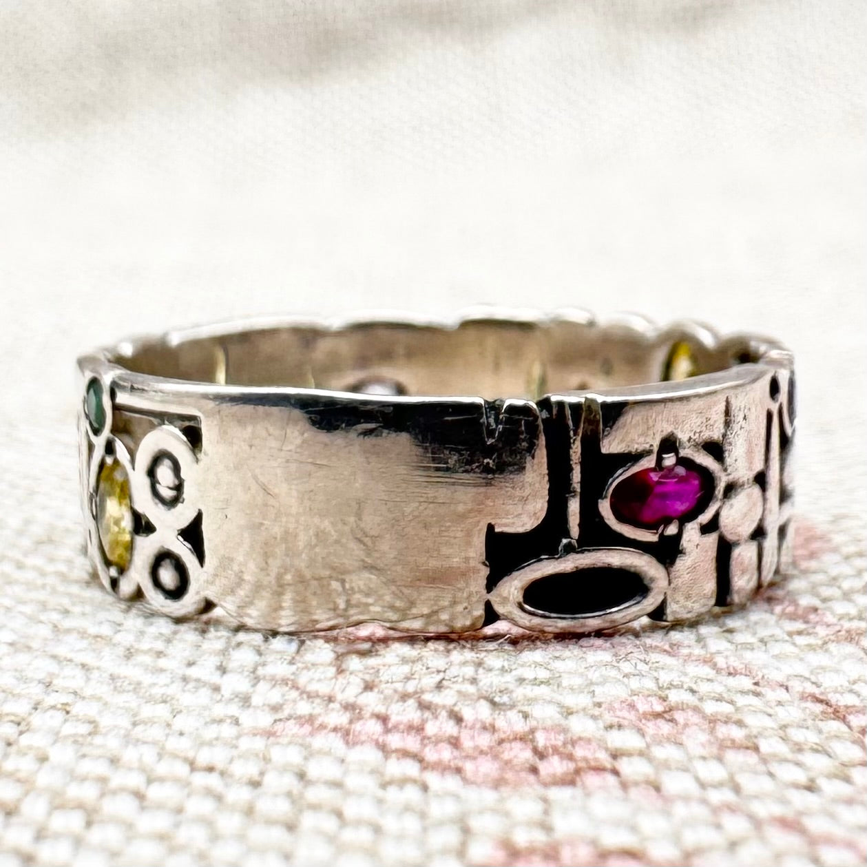 Vintage handmade silver band ring with abstract design, size P (US 7.5)