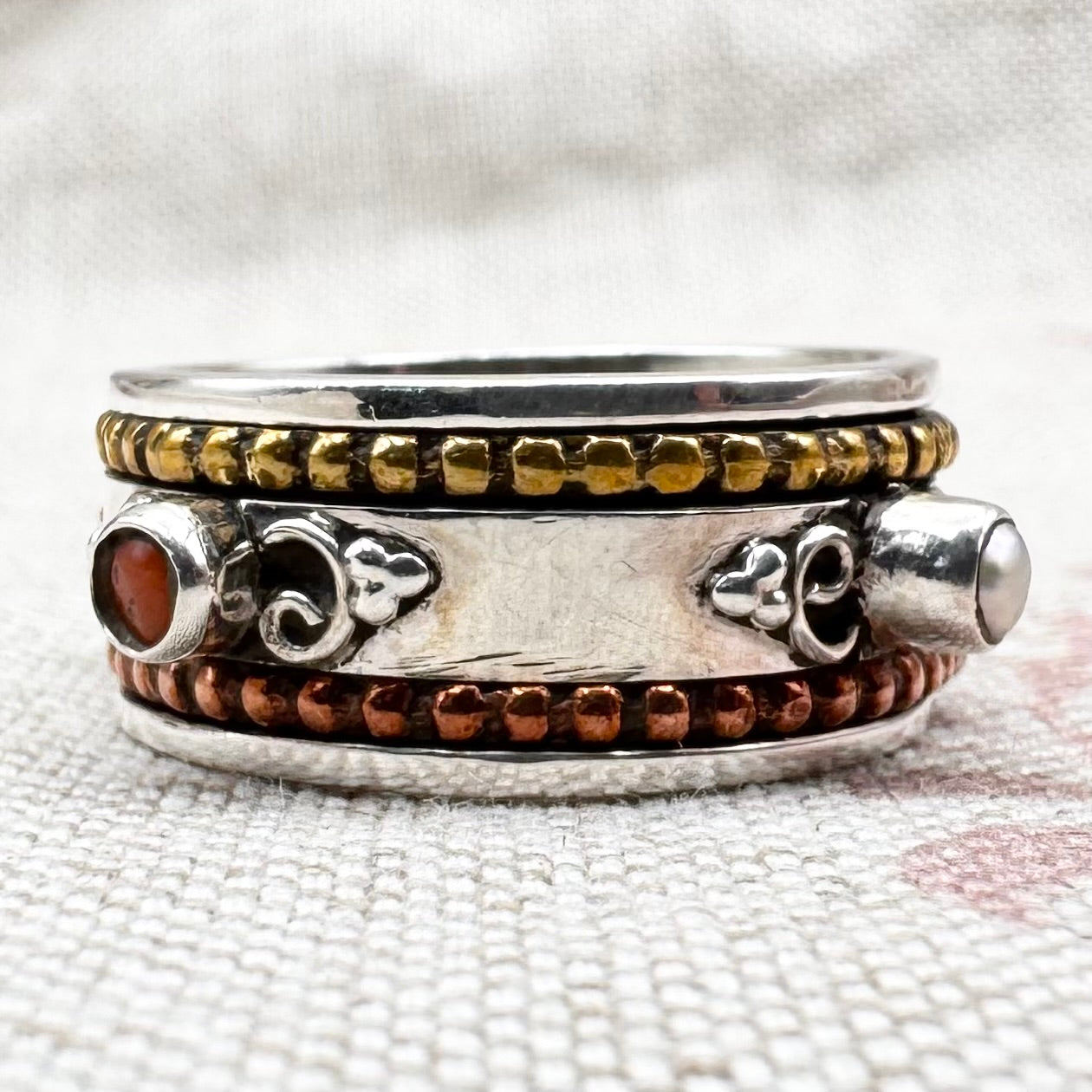 Spinner ring with pearl and coral, size S (US 9)
