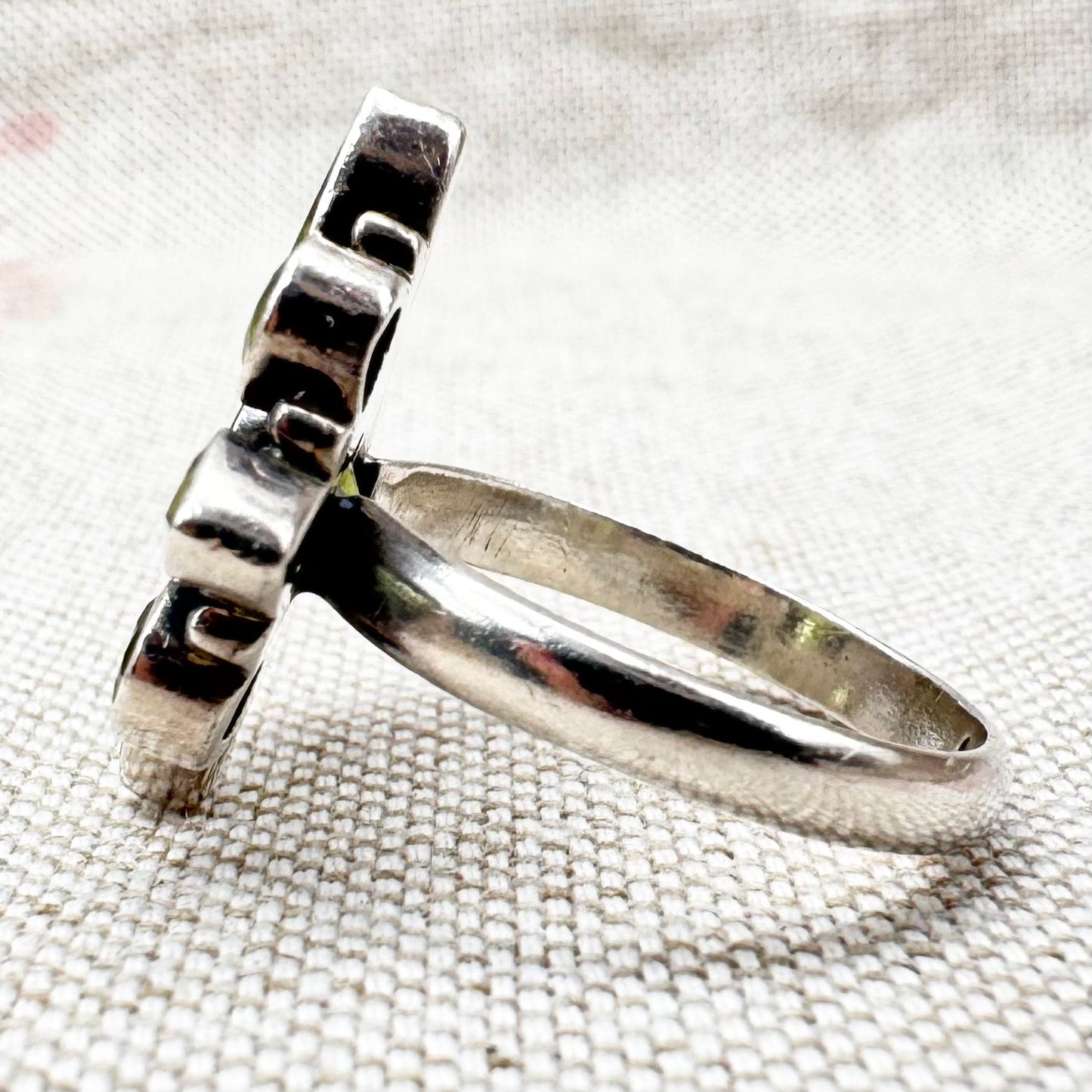 Silver peridot cluster ring, size R.5 (US 9)
