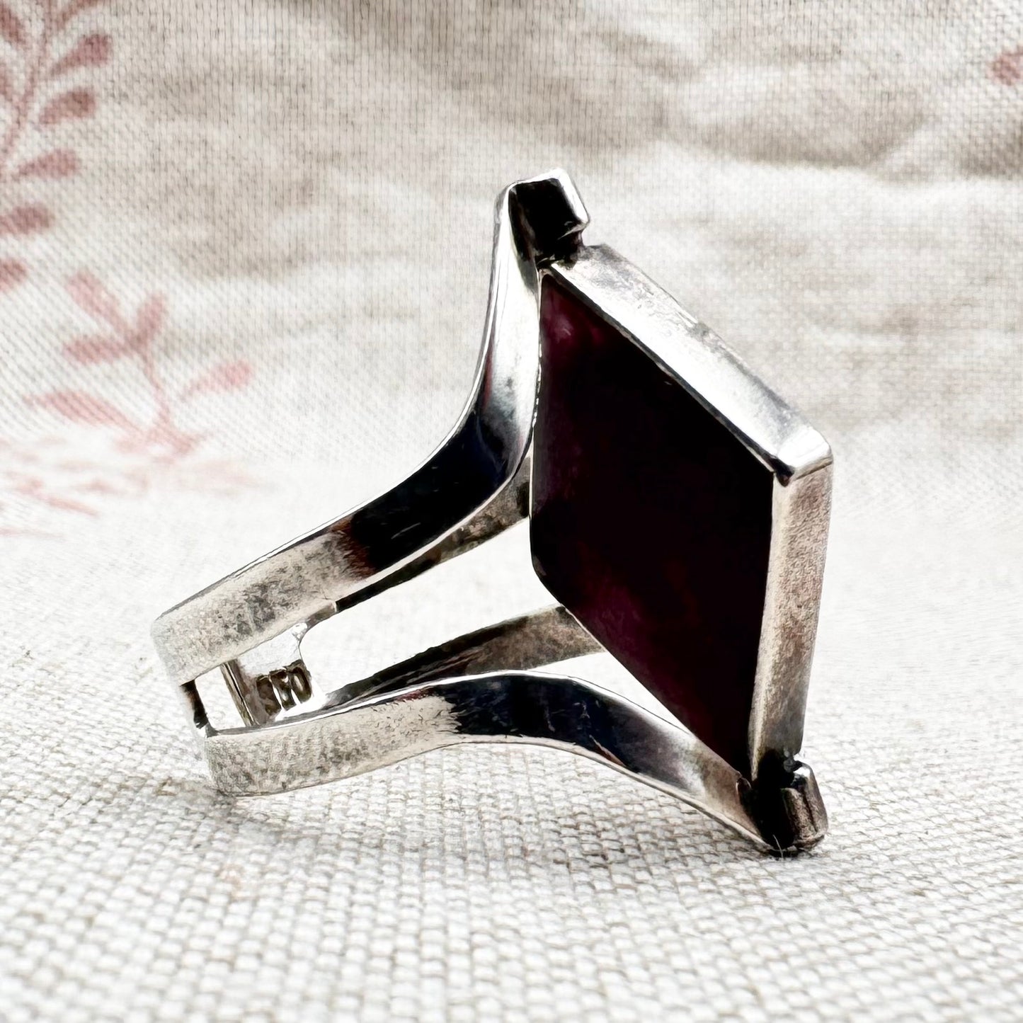 Silver spinner ring with coloured stone panels, adjustable size