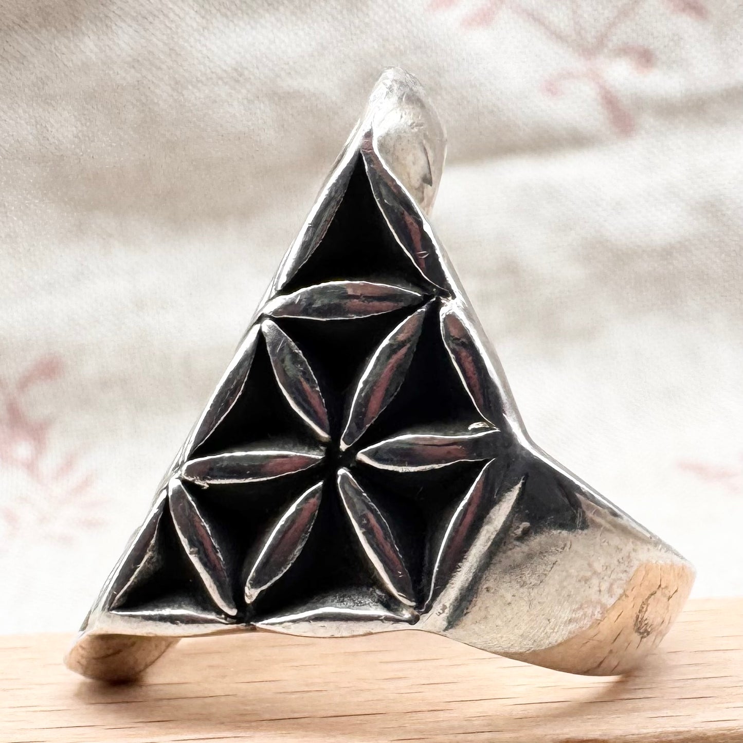 'Flower of Life' ring by Elfin, size T.5 (US 10), hallmarked London 2015