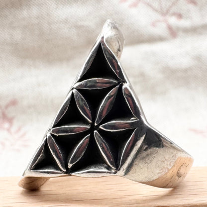 'Flower of Life' ring by Elfin, size T.5 (US 10), hallmarked London 2015