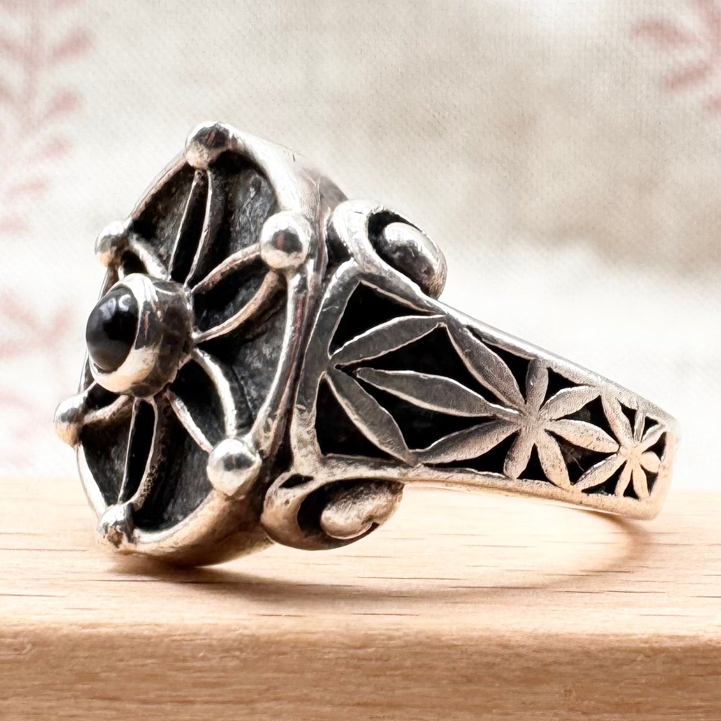 Etah Love garnet flower ring, size L (US 5.5)
