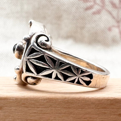 Etah Love garnet flower ring, size L (US 5.5)