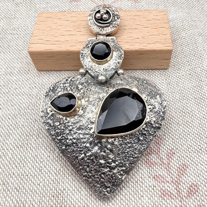 Vintage textured heart pendant with black onyx, articulated design