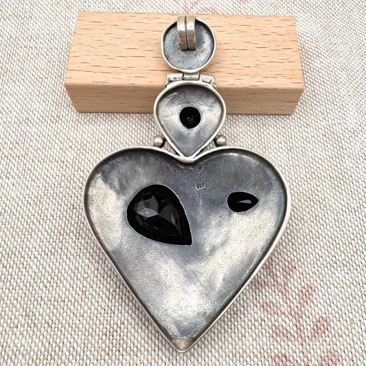 Vintage textured heart pendant with black onyx, articulated design