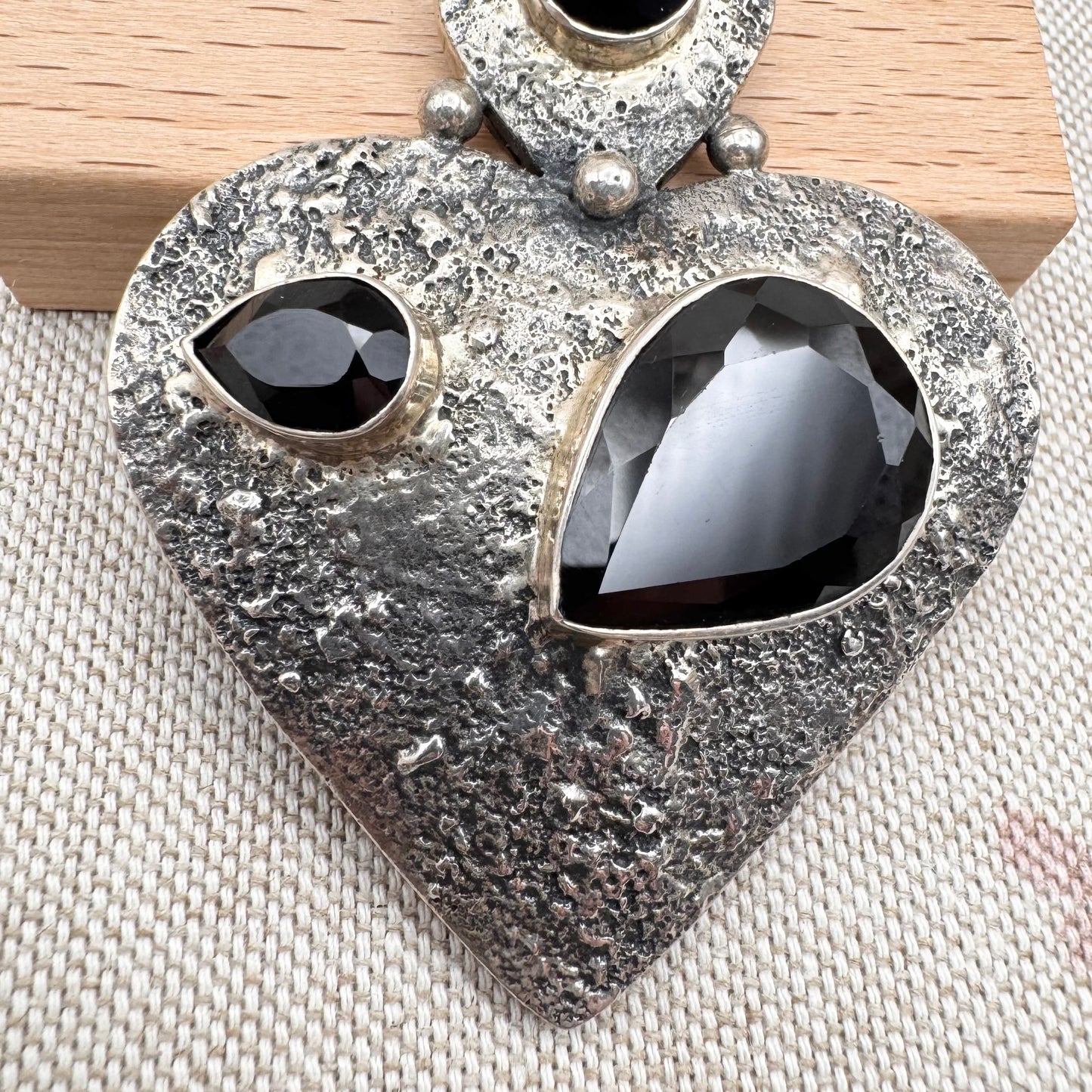 Vintage textured heart pendant with black onyx, articulated design