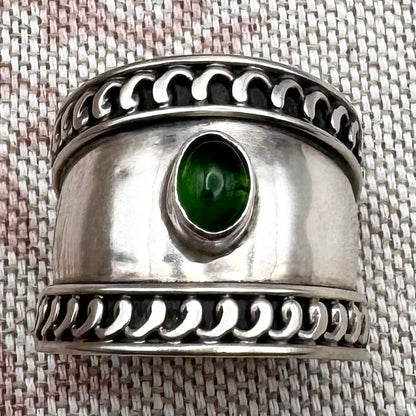 Vintage silver wide band ring with green glass, size R.5/9