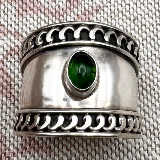 Vintage silver wide band ring with green glass, size R.5/9
