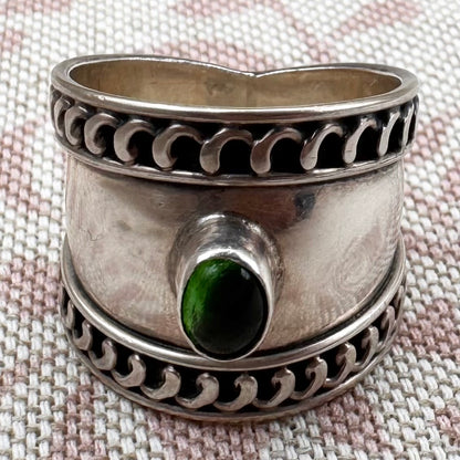 Vintage silver wide band ring with green glass, size R.5/9