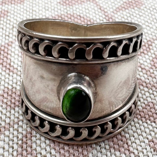 Vintage silver wide band ring with green glass, size R.5/9