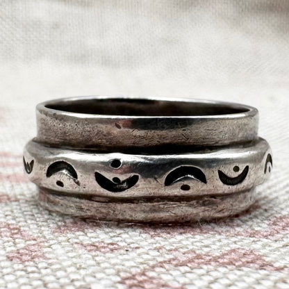 Silver band ring with raised crescent moon design, size M/6