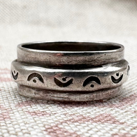 Silver band ring with raised crescent moon design, size M/6