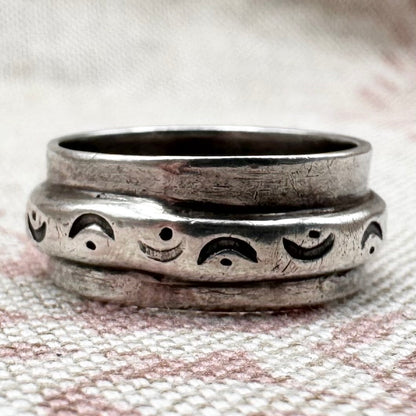 Silver band ring with raised crescent moon design, size M/6