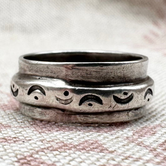 Silver band ring with raised crescent moon design, size M/6