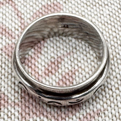 Silver band ring with raised crescent moon design, size M/6