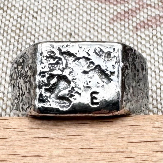 Molten signet ring with engraved ‘E’ letter, size R (US 8.5)