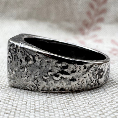 Molten signet ring with engraved ‘E’ letter, size R (US 8.5)