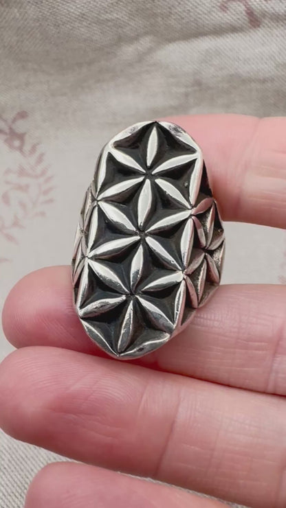 'Flower of Life' ring by Elfin, size T.5 (US 10), hallmarked London 2015