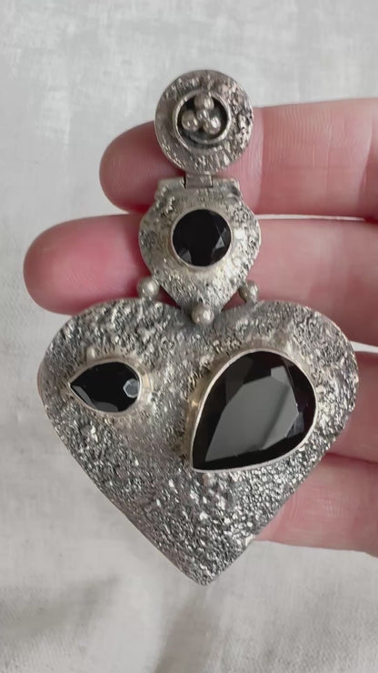 Vintage textured heart pendant with black onyx, articulated design