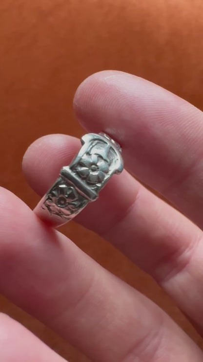 Silver buckle ring with floral detail, hallmarked Birmingham 1977, size M (US 6.25)